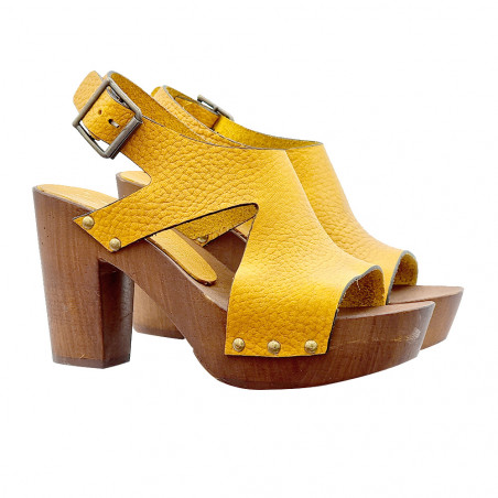 OPEN SANDALS IN OCHER COLORED LEATHER