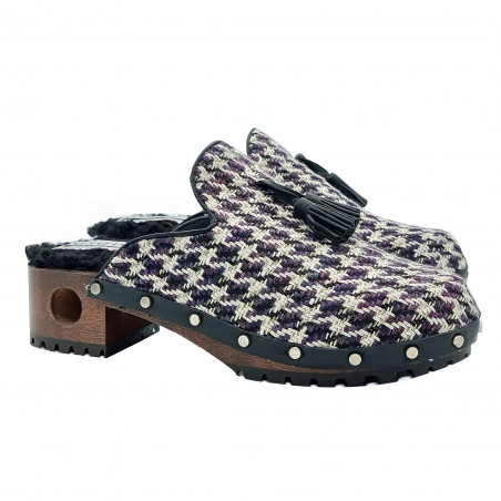 COMFORTABLE BLACK WOODEN CLOGS IN VENETIAN STYLE