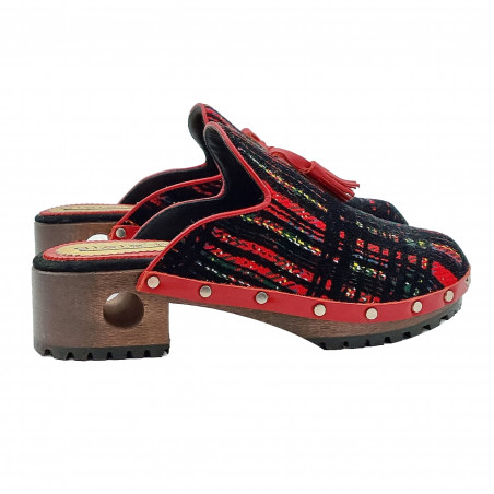 COMFORTABLE RED WOODEN CLOGS IN VENETIAN STYLE