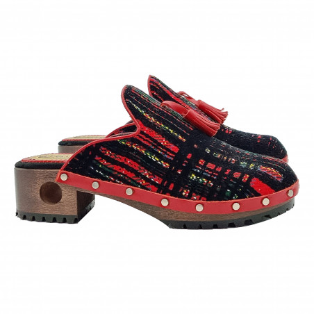 COMFORTABLE RED WOODEN CLOGS IN VENETIAN STYLE