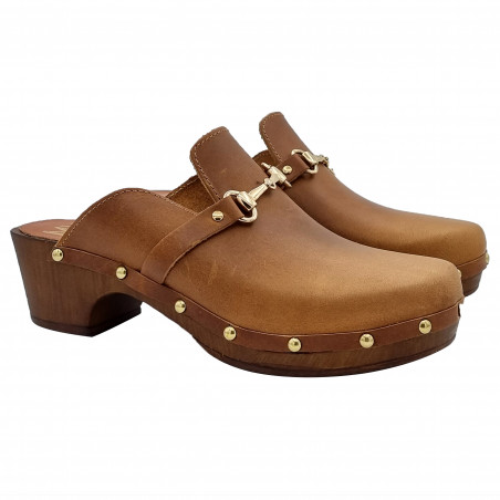 LEATHER CLOGS WITH GOLDEN ACCESSORY AND LOW HEEL