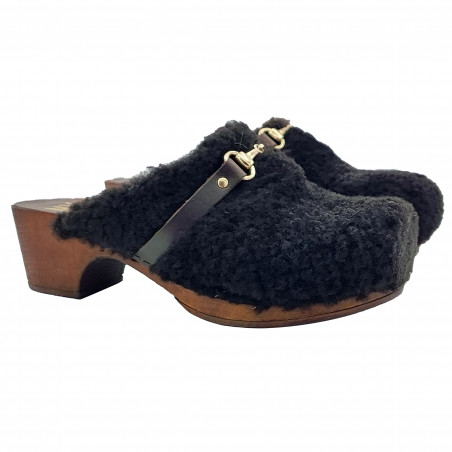 CLOGS WITH BLACK FUR AND GOLDEN ACCESSORY