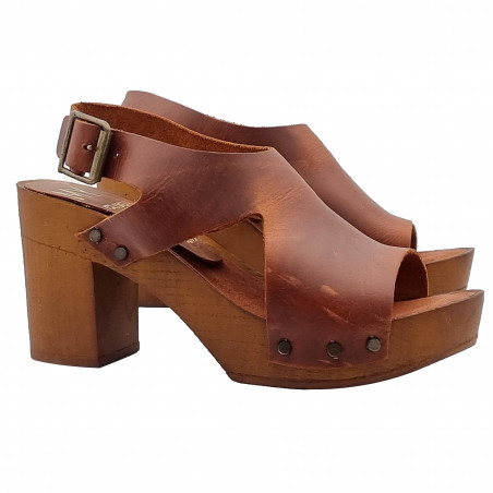 LIGHTWEIGHT SANDALS IN BROWN LEATHER WITH STRAP