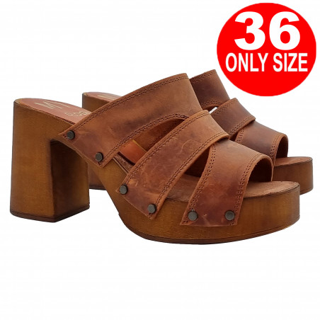 COMFORTABLE CLOGS WITH BROWN LEATHER BANDS