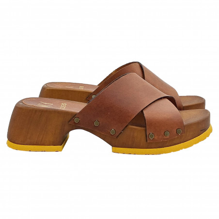 BROWN CLOGS WITH CROSSED LEATHER BANDS