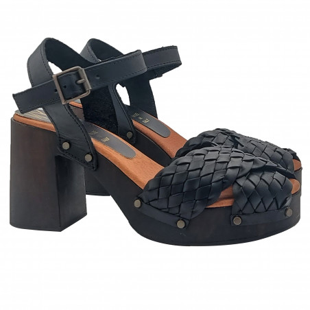 BLACK CLOGS WITH BRAIDED BAND AND STRAP