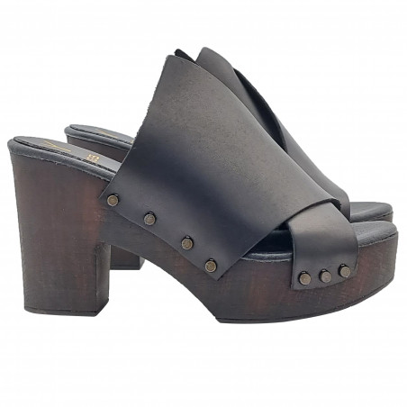 COMFORTABLE BLACK CLOGS WITH CROSSED LEATHER BANDS