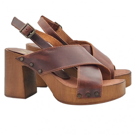 BROWN CLOGS WITH CROSSED BANDS AND STRAP